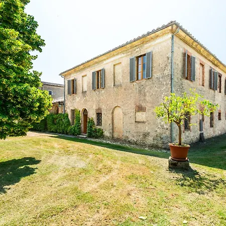 Az Agr Castello Di Grotti مزرعة للإقامة *
